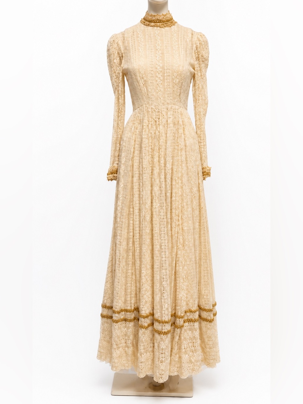 1970’s ILGWU ivory lace wedding gown XS